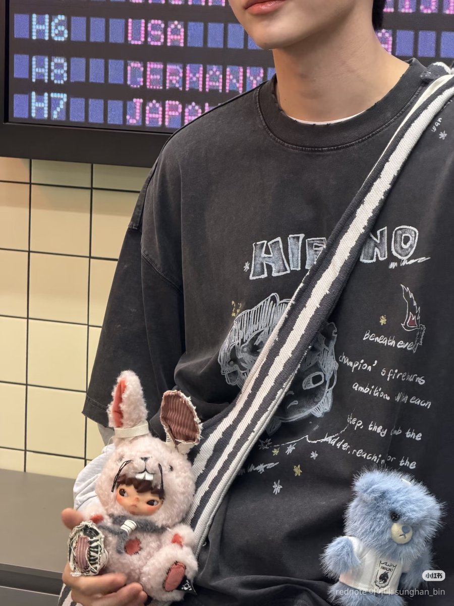 mypluffycloud's tweet photo. 260605 성한빈 샤오홍슈 #성한빈 

谢谢设计师Lang的生日祝福 
泡泡玛特小野，爱你哟🫶 https://t.co/eED30mIMKm