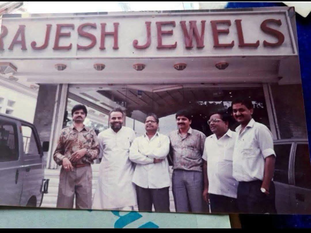 taj_india007's tweet photo. "Chowkidar" &amp; "Robber" had an Purana Nata

❓ How is this Chowkidar still fooling 1.4 billion people, we should be ashamed

❓ Modi is looting people's money and filling the coffers of his friends??

#LIC #Corruption 
#ModiDisasterForIndia https://t.co/NDMJWJXatv