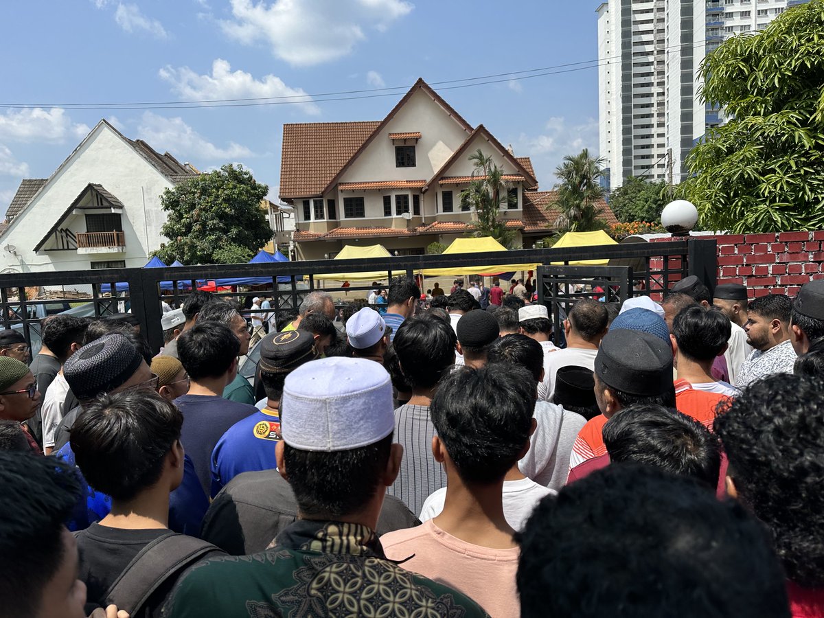 RahimRTC's tweet photo. Nak tanya JK Masjid Muaz bin Jabal, Setiawangsa... kenapa pintu Gate di belakang masjid ini ditutup, cuma pintu kecil saja dibuka?
Ribuan jemaah terpaksa menunggu hampir 1/2 jam baru dpt melepasi gate kecil ini dibwh panas terik !
Perlu ada kebijaksanaan dlm menjalan tugas... https://t.co/KR2DW2ZweZ