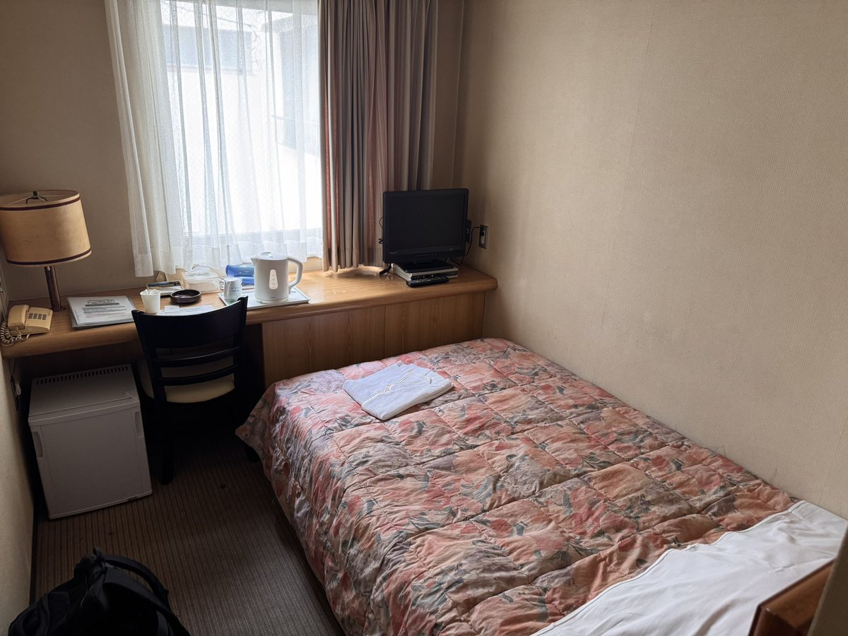 horujosou's tweet photo. 今夜は吉野家食ってから小町ではなくシンプルな部屋でお泊まりです😘 https://t.co/NDaRWFgq8w