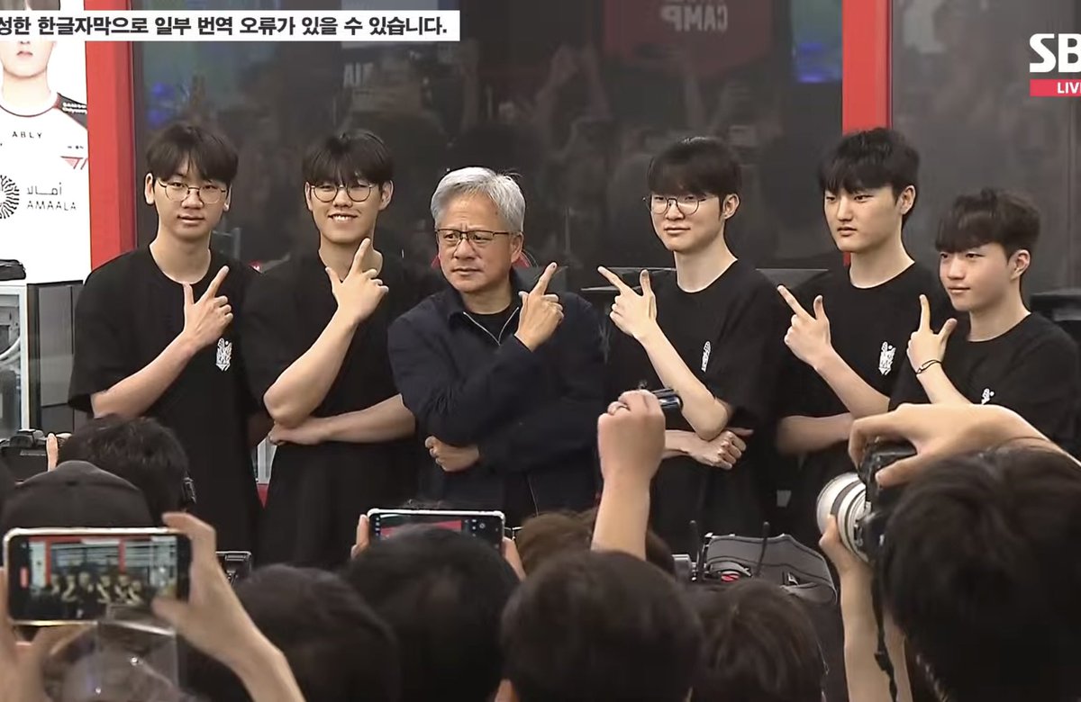 dear_doran's tweet photo. 젠슨황 포즈부터 선수별 시그니처 포즈 한번씩 했어 ㅠㅠㅠㅋㅋㅋㅋㅋㅋㅋㅋㅋㅋㅋ https://t.co/WDaar505eP
