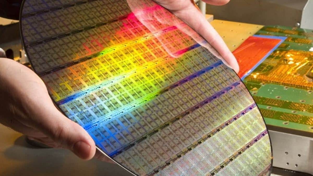 AlexXplore's tweet photo. 🇫🇷 STMicroelectronics et Soitec, deux champions français des semi-conducteurs, ont réalisé une performance exceptionnelle en Bourse au premier semestre 2026 avec respectivement +206 % et +580 %.  

📈 Ils prennent ainsi leur revanche sur les géants mondiaux Nvidia (+19 %), Samsung (+200 %) et TSMC (+54 %).  

🤖 Ce rattrapage spectaculaire est porté par le boom de l’intelligence artificielle qui profite désormais à toute la chaîne d’approvisionnement des puces, au-delà des stars médiatisées.  

👨‍💻 STMicroelectronics bénéficie de ses contrats avec Amazon, SpaceX  et Nvidia ainsi que de la demande en data centers, tandis que Soitec explose grâce à ses substrats avancés en photonique silicium.  

https://t.co/zB92jZJyPo