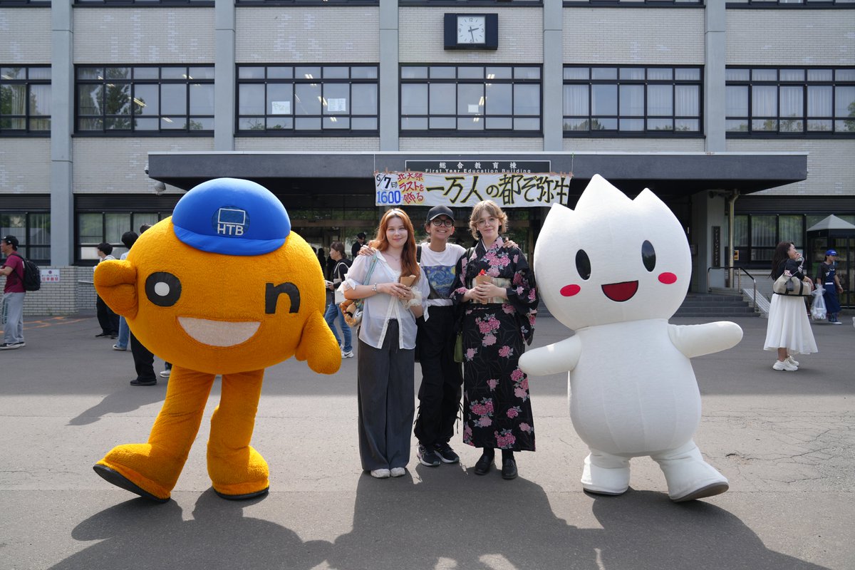 grad_hokudai's tweet photo. 北大OBでもある、HTBマスコットキャラのonちゃんが北大祭に遊びにきてくれました(o▽n)
北大祭は始まったばかり！皆様のご来場お待ちしております。
 #北大祭 #onちゃん北大特別学部生 #onちゃん #onちゃんキャンパスライフ ＃ふっとう君 https://t.co/aE474hzwj4