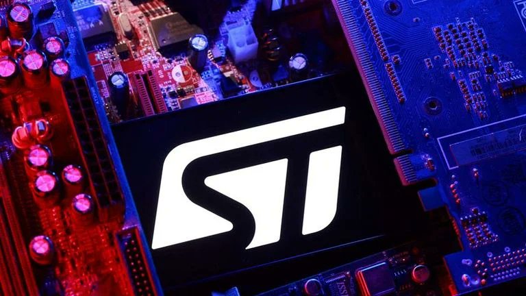 AlexXplore's tweet photo. 🇫🇷 STMicroelectronics et Soitec, deux champions français des semi-conducteurs, ont réalisé une performance exceptionnelle en Bourse au premier semestre 2026 avec respectivement +206 % et +580 %.  

📈 Ils prennent ainsi leur revanche sur les géants mondiaux Nvidia (+19 %), Samsung (+200 %) et TSMC (+54 %).  

🤖 Ce rattrapage spectaculaire est porté par le boom de l’intelligence artificielle qui profite désormais à toute la chaîne d’approvisionnement des puces, au-delà des stars médiatisées.  

👨‍💻 STMicroelectronics bénéficie de ses contrats avec Amazon, SpaceX  et Nvidia ainsi que de la demande en data centers, tandis que Soitec explose grâce à ses substrats avancés en photonique silicium.  

https://t.co/zB92jZJyPo