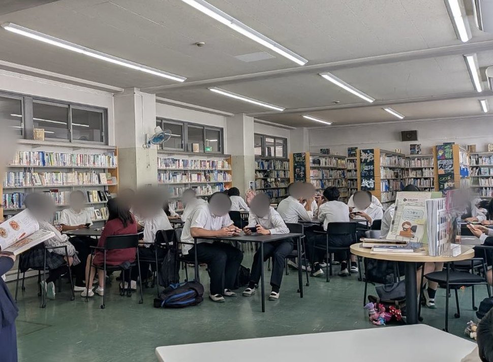 nippa_h_lib1's tweet photo. 今日は三者面談最終日！
自分の番まで図書館でボードゲームをしてにぎわってます☺️
一方裏では図書委員が大量にブッカーをしてました
目の高さまでの本をブッカーし、三者面談前にヘトヘト…
1人で頑張りました😄
#学校図書館の日常 #ブッカー班 #図書委員のつぶやき https://t.co/BPgDc9YkxY