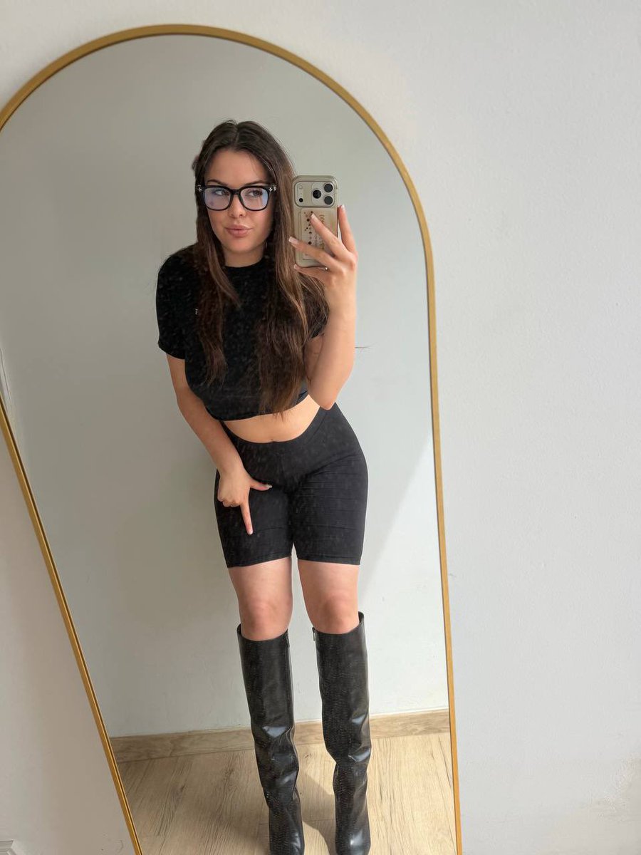 jgoddess008's tweet photo. Get on your knees right now https://t.co/Od9BJD10g2