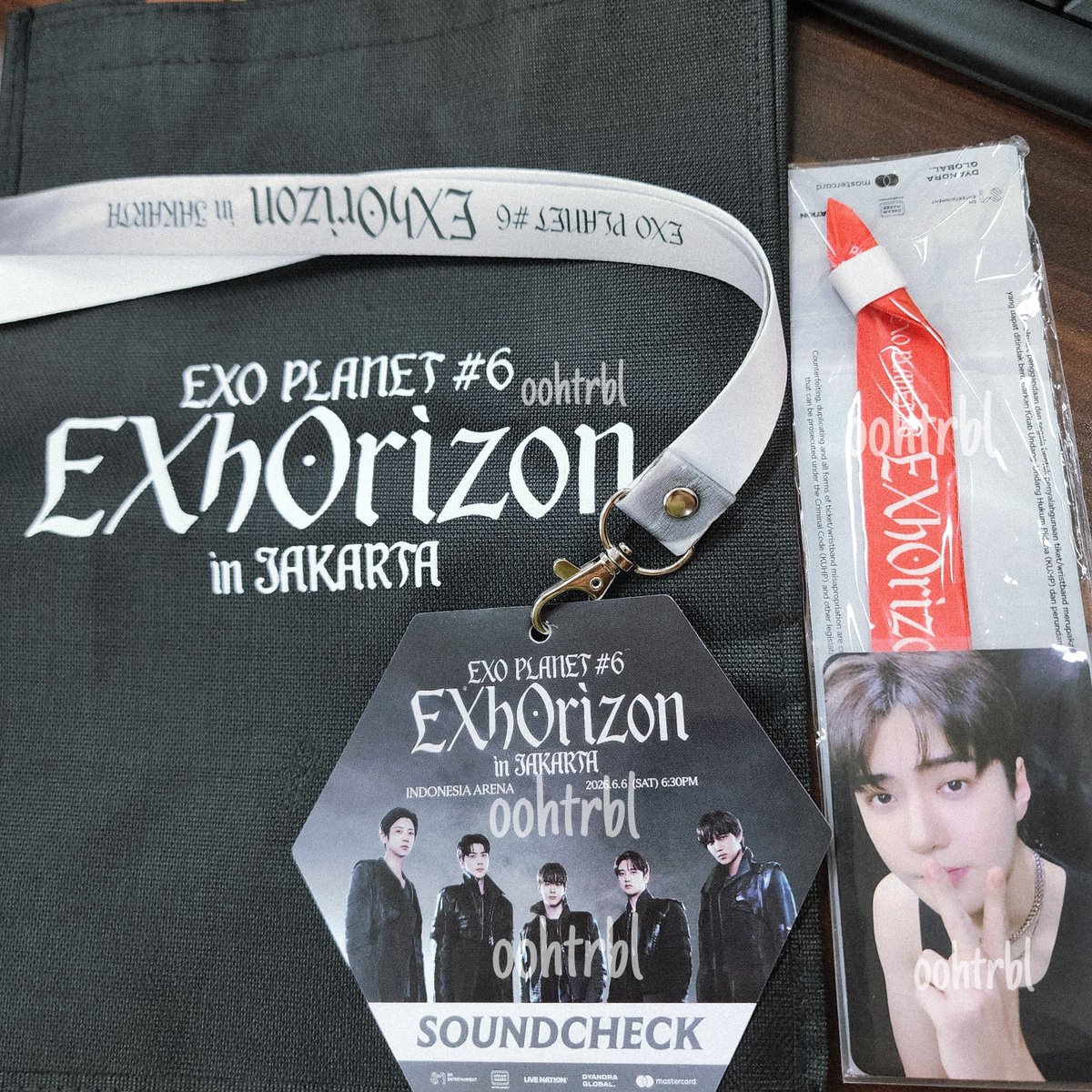 oohtrbl's tweet photo. never thought i'd own a sleeveless sehun photocard 🥹

see you guys tomorrow 🤍 https://t.co/qkTvMtw65e
