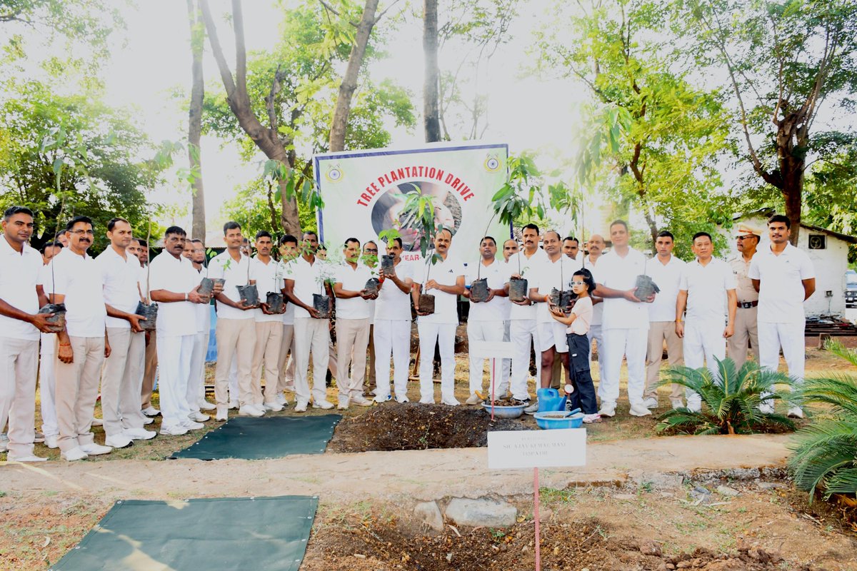 065Bn's tweet photo. 🌱🇮🇳 #विश्व_पर्यावरण_दिवस 2026 🇮🇳🌱
65वीं बटालियन, केंद्रीय रिजर्व पुलिस बल के कमांडेंट श्री आर. एस. सिंह,अधिकारियों एवं  बल कार्मिकों द्वारा वृक्षारोपण कर पर्यावरण संरक्षण एवं संवर्धन का संकल्प लिया गया।🌳
"हरित पर्यावरण,सुरक्षि भविष्य"#WorldEnvironmentDay2026  #Plant4Mother🌍🇮🇳 https://t.co/ORpjQcUPzz