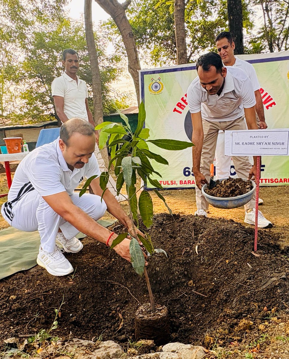 065Bn's tweet photo. 🌱🇮🇳 #विश्व_पर्यावरण_दिवस 2026 🇮🇳🌱
65वीं बटालियन, केंद्रीय रिजर्व पुलिस बल के कमांडेंट श्री आर. एस. सिंह,अधिकारियों एवं  बल कार्मिकों द्वारा वृक्षारोपण कर पर्यावरण संरक्षण एवं संवर्धन का संकल्प लिया गया।🌳
"हरित पर्यावरण,सुरक्षि भविष्य"#WorldEnvironmentDay2026  #Plant4Mother🌍🇮🇳 https://t.co/ORpjQcUPzz