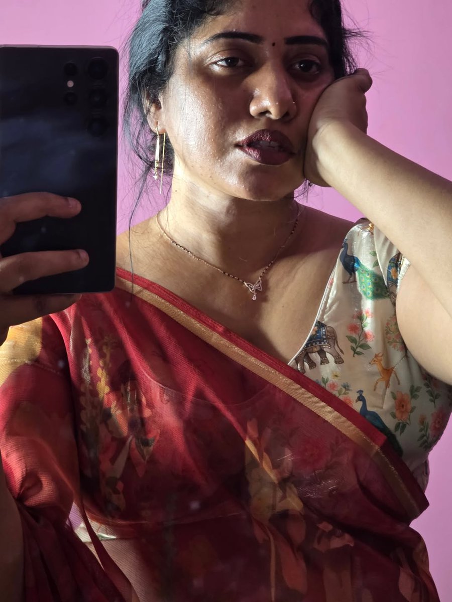 Jeni__Vijay's tweet photo. Insta Aunty Siri Naidu, that expression says everything😮‍💨🔥 https://t.co/PEq6sKVJvt