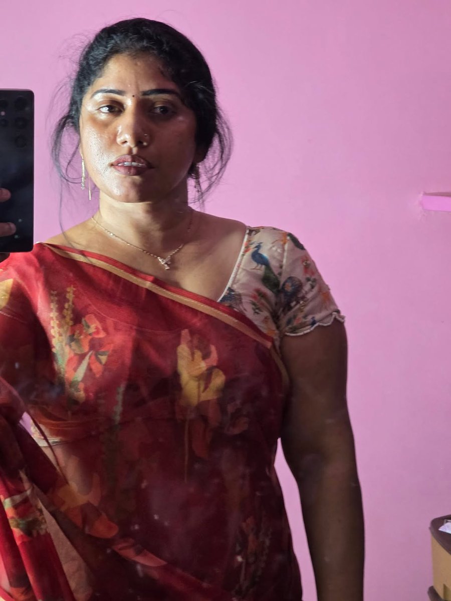 Jeni__Vijay's tweet photo. Insta Aunty Siri Naidu, that expression says everything😮‍💨🔥 https://t.co/PEq6sKVJvt