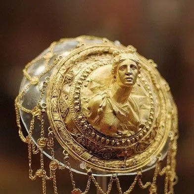 Desailaur's tweet photo. Esta espectacular pieza es una redecilla para el cabello de oro griega que data del periodo helenístico (siglo III a. C.). Es una obra maestra de la orfebrería antigua y se encuentra expuesta de forma permanente en la Colección Stathatos del Museo Arqueológico Nacional de Atenas. https://t.co/NGGuBr8XSJ