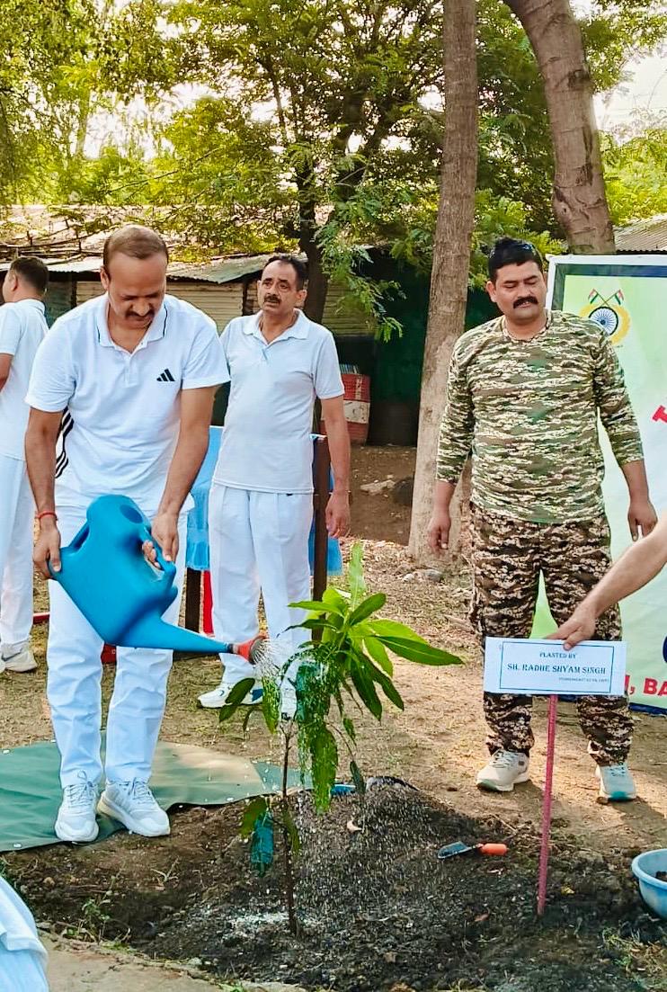065Bn's tweet photo. 🌱🇮🇳 #विश्व_पर्यावरण_दिवस 2026 🇮🇳🌱
65वीं बटालियन, केंद्रीय रिजर्व पुलिस बल के कमांडेंट श्री आर. एस. सिंह,अधिकारियों एवं  बल कार्मिकों द्वारा वृक्षारोपण कर पर्यावरण संरक्षण एवं संवर्धन का संकल्प लिया गया।🌳
"हरित पर्यावरण,सुरक्षि भविष्य"#WorldEnvironmentDay2026  #Plant4Mother🌍🇮🇳 https://t.co/ORpjQcUPzz