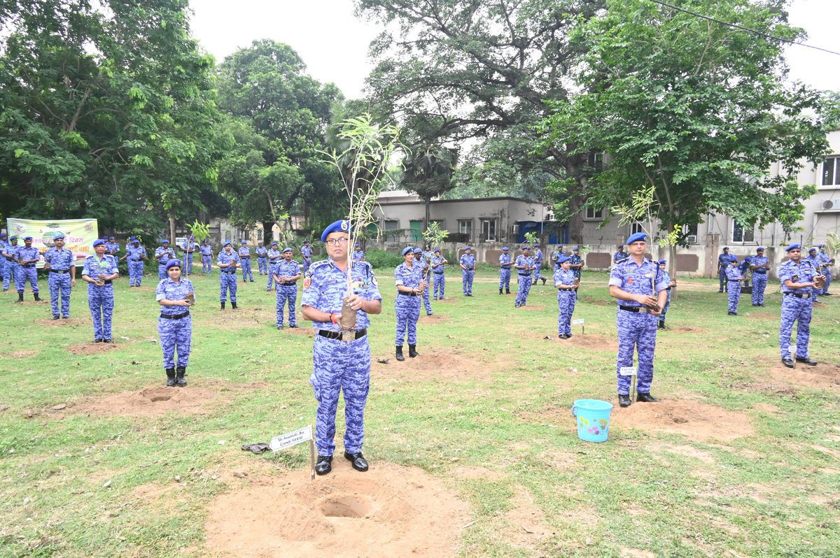114Raf's tweet photo. विश्व पर्यावरण दिवस के अवसर पर @114Raf द्वारा श्री अश्विनी कुमार झा, कमांडेंट के मार्गदर्शन में वृक्षारोपण का आयोजन किया। सभी अधिकारियों एवं जवानों ने बढ़-चढ़कर सहभागिता करते हुए पर्यावरण संरक्षण, हरित विकास एवं सतत भविष्य के प्रति अपनी प्रतिबद्धता को सशक्त रूप से प्रदर्शित किया। https://t.co/N23x0uN6VO