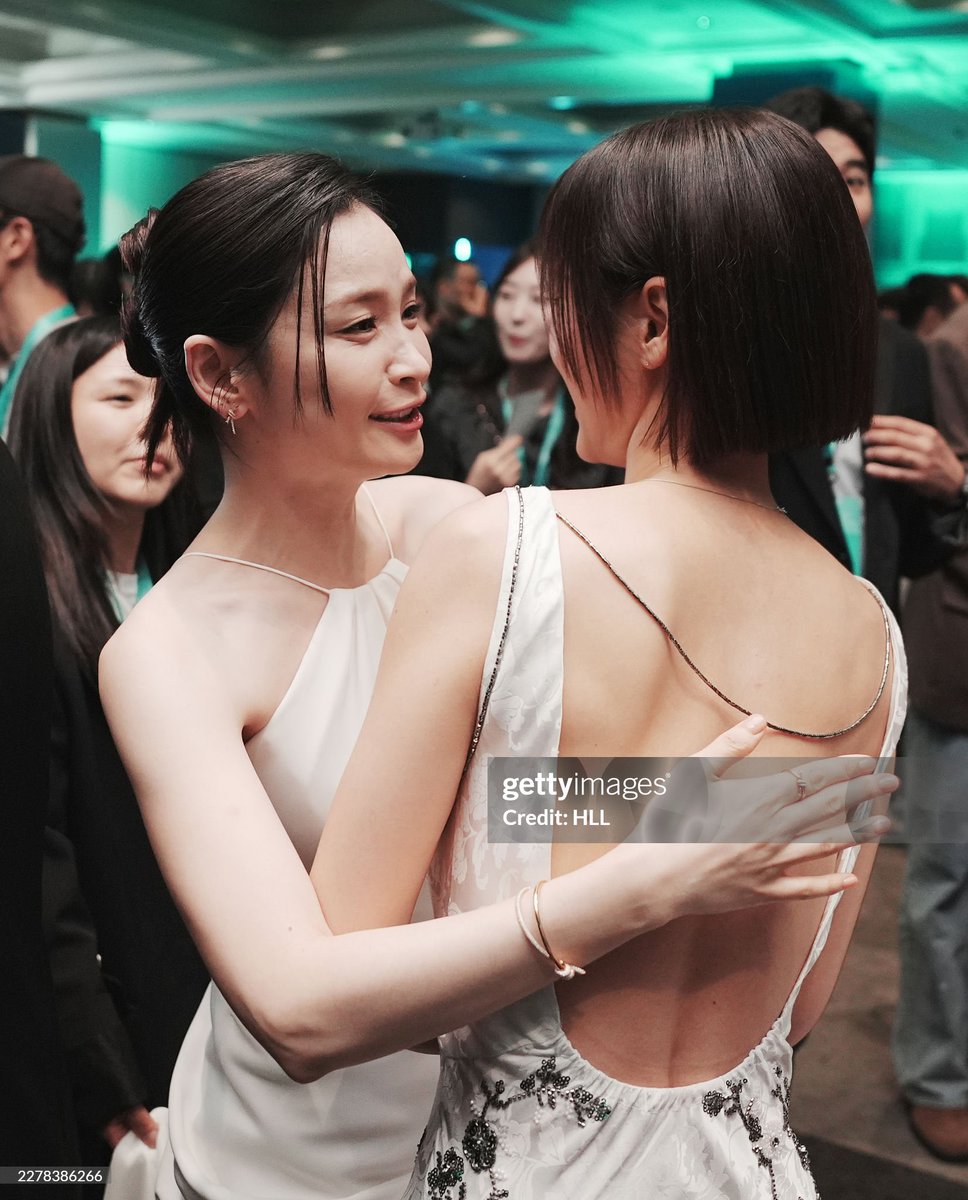 nightttx2's tweet photo. 백상 때 유리아 배우랑 미도링 🫰🏻 https://t.co/19sxovS2Od