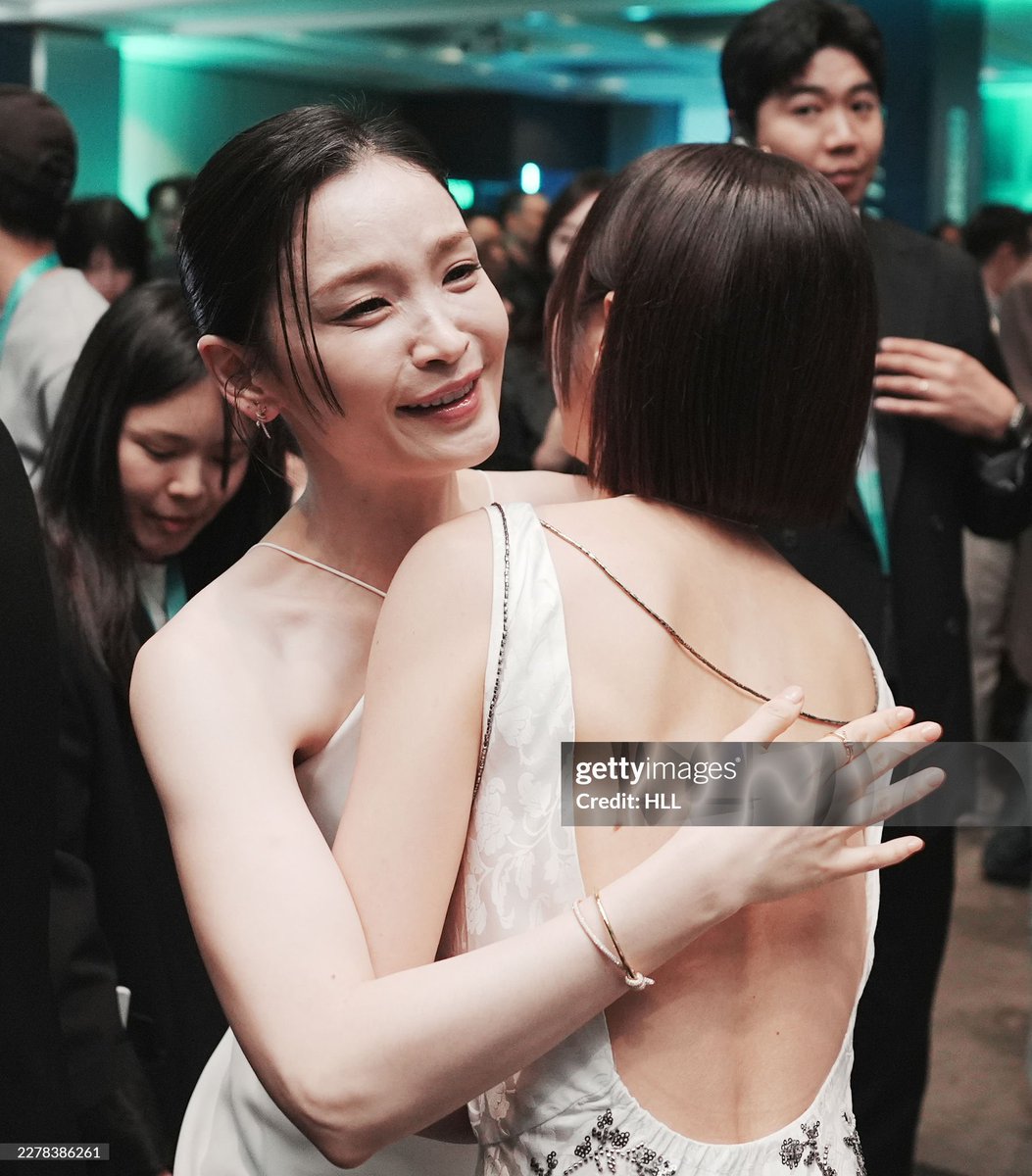 nightttx2's tweet photo. 백상 때 유리아 배우랑 미도링 🫰🏻 https://t.co/19sxovS2Od