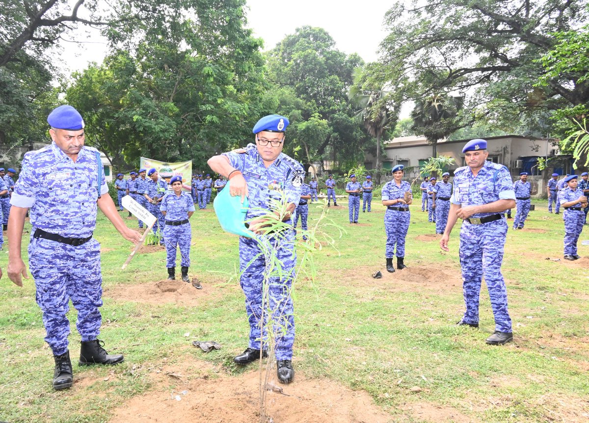 114Raf's tweet photo. विश्व पर्यावरण दिवस के अवसर पर @114Raf द्वारा श्री अश्विनी कुमार झा, कमांडेंट के मार्गदर्शन में वृक्षारोपण का आयोजन किया। सभी अधिकारियों एवं जवानों ने बढ़-चढ़कर सहभागिता करते हुए पर्यावरण संरक्षण, हरित विकास एवं सतत भविष्य के प्रति अपनी प्रतिबद्धता को सशक्त रूप से प्रदर्शित किया। https://t.co/N23x0uN6VO