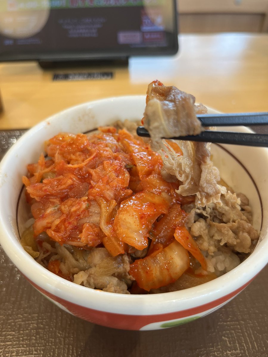 nu_u's tweet photo. 今日の昼飯〜(･ω･)ﾉ

胃薬で腹がスッキリしてるから、すき家のキムチ牛丼〜ミニサイズ(･ω･*
やっぱり胃痛だったのか、今日はスルスル食べられたな。今は少し胸焼けだけど(´･ω･`) https://t.co/5CGWWAIb3c