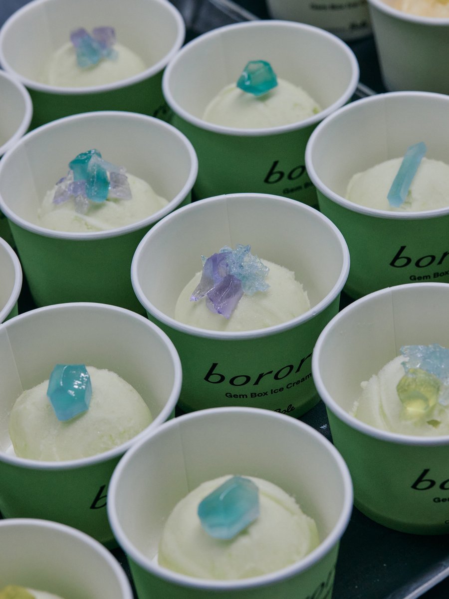 bororo_'s tweet photo. 【Gem Box Ice Cream】

bororo Aoyamaオープンに寄せて、Bole COFFEE & ICECREAMとコラボレーションし、宝石アイスを2種類開発しました🍨

青山店にてご購入いただいた方にご提供いたします。
(なくなり次第終了)

─────
マダガスカルの自然が育んだ素材を使ったアイスに、現地で買い付けた鉱物や、bororoのジュエリーをイメージした琥珀糖をひと粒添えました。 それぞれ色も形もことなる琥珀糖は、どれも自然の食材から色や味わいを表現しています。