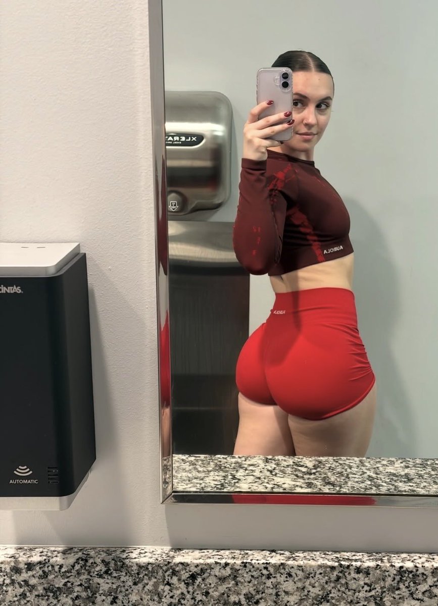 Cukkswinner's tweet photo. Anybody recognize her? Dm to chat https://t.co/okfp92aeyA
