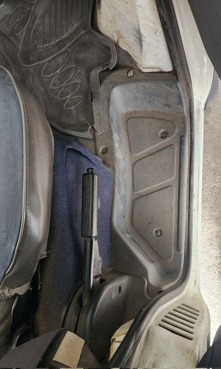 yae_shinryou_jo's tweet photo. 右側にあるサイドブレーキ車、久しぶりに運転するとなれてなさすぎて不便すぎた😂 https://t.co/fLuBLto23j