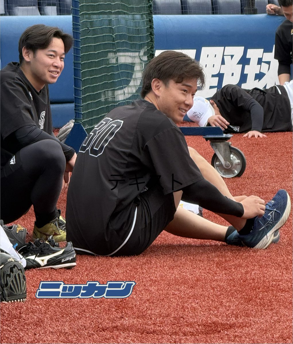 nikkan_hawks's tweet photo. 中村稔弥投手が合流しています。左は鈴木豪太投手
#ソフトバンクホークス https://t.co/rCQm9EsThN