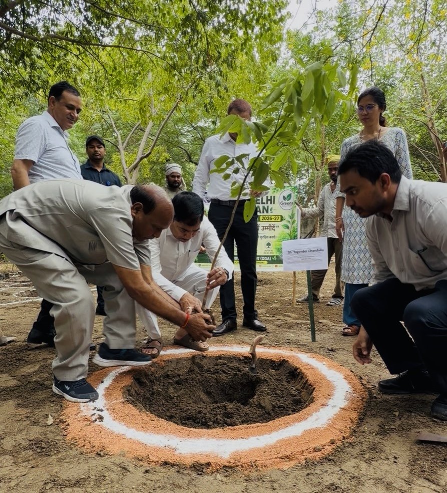 yogenderchando1's tweet photo. आज विश्व पर्यावरण दिवस के अवसर पर रोहिणी सेक्टर-14 स्थित District Park Chitragupta में अमलतास (Amaltas) का पौधारोपण किया।

माननीय प्रधानमंत्री श्री @narendramodi जी के “एक पेड़ माँ के नाम” अभियान तथा दिल्ली की माननीय मुख्यमंत्री श्रीमती @gupta_rekha जी के हरित दिल्ली के संकल्प से प्रेरित होकर पर्यावरण संरक्षण एवं भावी पीढ़ियों के लिए स्वच्छ, हरित और स्वस्थ वातावरण के निर्माण हेतु यह छोटा सा प्रयास किया।

आइए, हम सभी अधिक से अधिक पौधे लगाकर प्रकृति संरक्षण के इस जन-अभियान का हिस्सा बनें।

#WorldEnvironmentDay #EkPedMaaKeNaam #YogenderChandolia #NorthWestDelhi #MemberOfParliament 
@blsanthosh