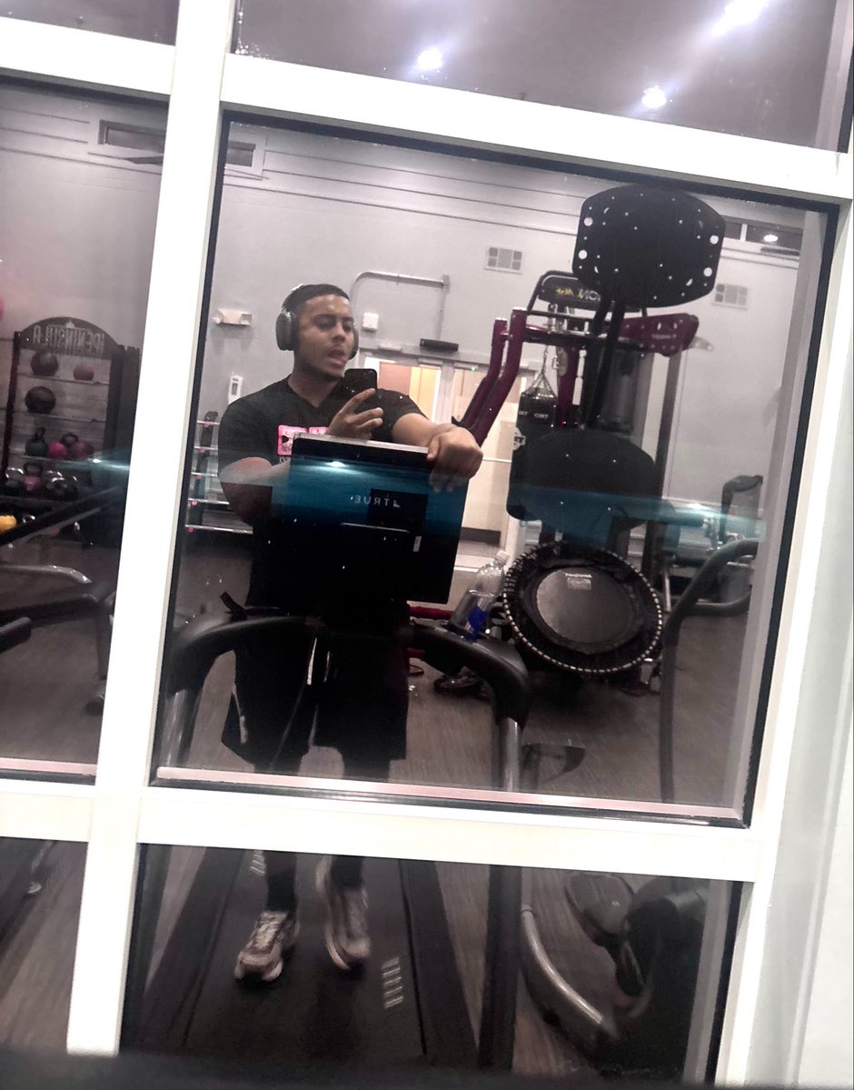 prettyboysteppr's tweet photo. Late night sesh #running #gym https://t.co/0etDtCu11q