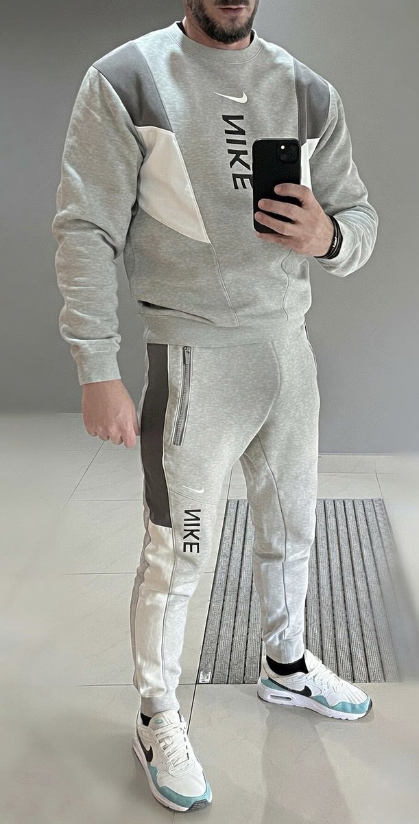 usedsportswear's tweet photo. Direction la salle pour mon gros bulge et moi
Fier de le partager aux gymbros du matin ๐๐๐
Joggo et skets en vente โ
#sportswear #nike #bulge #bigbulge #menhunter #preworkout https://t.co/MEyii4YXS5