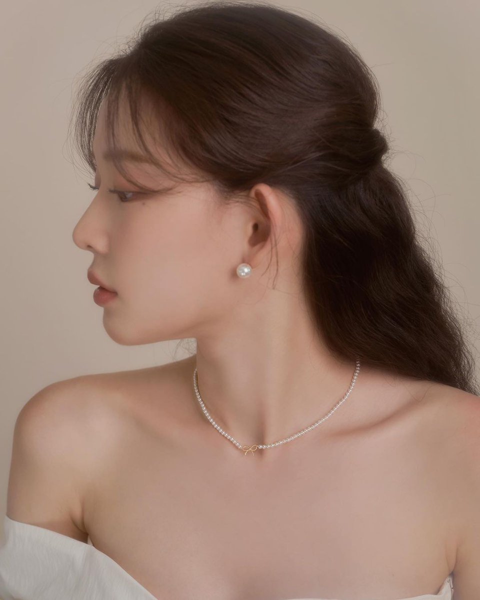 bleufaeri's tweet photo. it's a scam. @insomfiles his service did not come for free. /j spent last weekend as a jewelry tree for his upcoming collection. camera flashes and all. 😔✋🏻 but it was fun! everything went smoothly, and my delusional self was starting to think it'd make a pretty great side job. https://t.co/ZDBegUREqa