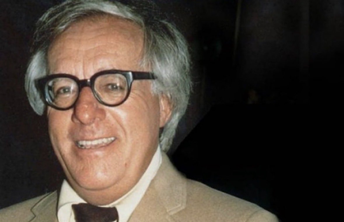 Peine01's tweet photo. „You don't have to burn books to destroy a culture. Just get people to stop reading them."

Guten Morgen mit Ray Bradbury
22. August 1920 - 5. Juni 2012 https://t.co/y13s6Rf49b