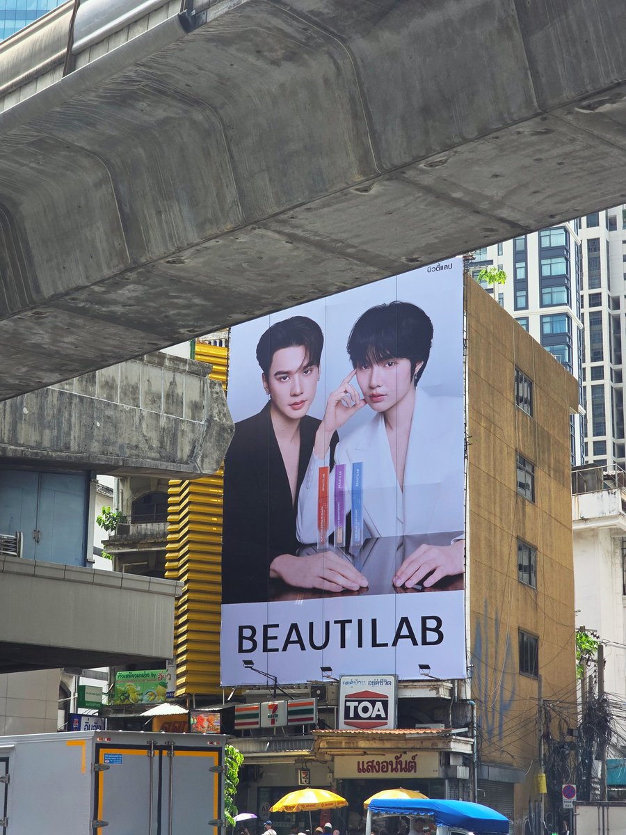 bbunnyblush_'s tweet photo. ก็รู้ว่าพี่บิ้วตี้แลปเล่นใหญ่ แต่นี่มันใหญ!! ปึ้ง!! จึ้งมาก ใจกลางพร้อมพงษ์ พี่ทำถึงมากค่ะเอาใจหนูไป เส้นนี้ติดไฟแดงก็เห็นอยู่บนรถไฟฟ้าก็เห็น เริ่ดเลยล่ะ
📍 ปากซอยสุขุมวิท 39 
ถ่ายจากหน้าธนาคารยูโอบีพลาซ่า
#วันนี้ก็เจอเก่งน้ำปิง
#BEAUTILABxKENGNAMPING 
#KengNamping #เก่งน้ำปิง https://t.co/204pGZaOYc
