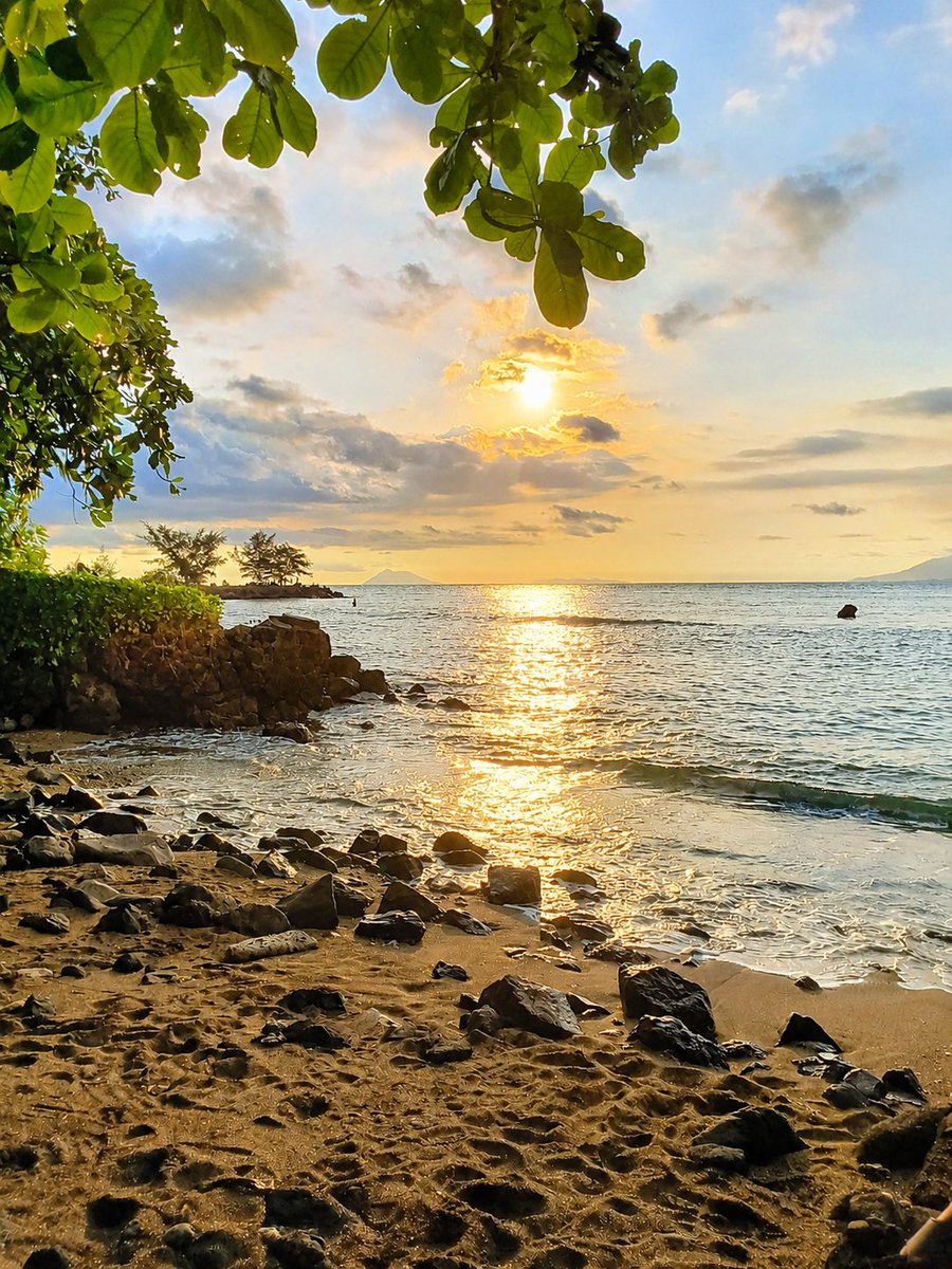 glivmmer's tweet photo. Jangan sampai liburan ke pantai rusak gara-gara lupa bawa barang penting ini. 

🏖️ Thread 👇 https://t.co/NiVyX91pV5