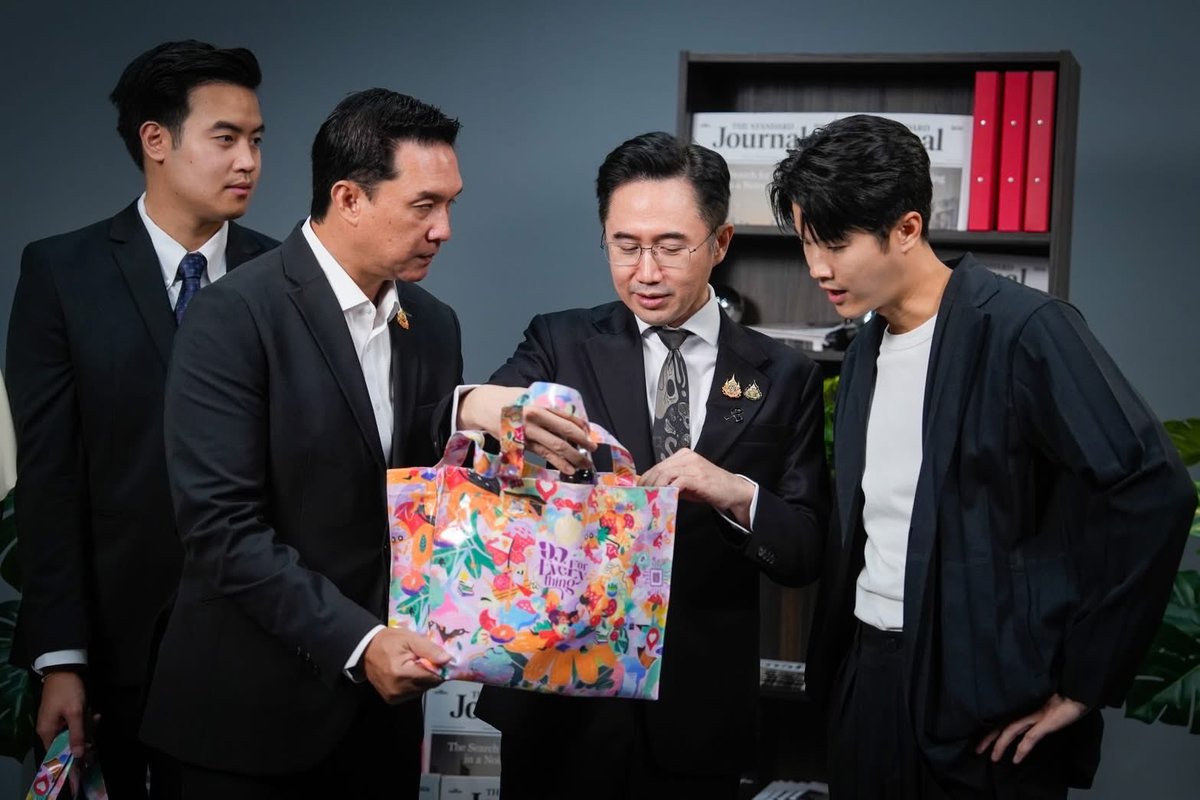 shanergy2810's tweet photo. 9 ปี สำนักข่าว THE STANDARD https://t.co/yDuGuA7SU0