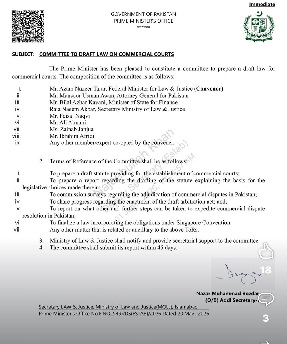 Matiullahjan919's tweet photo. باپ کی عدالت - چاچو کی حکومت اور میڈیا کے ٹٹو  

عدالتی اصلاحات متعلق پریس ریلیزوں کی بھرمار کے پیچھے بچے کی نوکری تھی؟ گو کہ چیف جسٹس یحییٰ آفریدی کے فرزند ایک بالغ اور خود مختار وکیل ہیں جنھیں اپنی زندگی کے فیصلے کرنے کا پورا حق ہے مگر پھر اُنکے اس کمیٹی میں شامل ہونے پر سوال اُٹھانا ہم سب کا حق ہے۔ 

کمرشل کورٹس بنانے کا مقصد کاروباری مقدمات کا جلد فیصلہ نہیں بلکہ ریاست کے کاروبار کو تحفظ اور توسیع دینا ہے۔ جب تک ریاست اور اسکے ادارے کاروبار کر رہے ہیں اسوقت تک کمرشل کورٹس کے ججوں کی حیثیت گھریلو ملازموں سے زیادہ کچھ نہیں۔ ریاستی کاروباری اداروں کیخلاف ان کمرشل کورٹس میں جانے کے لئیے درکار ہمت و حوصلہ مقامی سرمایہ کاروں کے پاس تو ہو گا نہیں۔ پیچھے رہ گئے غیر ملکی سرمایہ کار جو ریکو ڈک جیسے مقدمات میں ہماری سپریم کورٹ تک کو جوتے کی نوک پر لکھتے رہے ہیں۔ 

اربوں روپوں کی تنخواہوں اور مراعات کے باوجود کاروباری مقدمات کا التوا عدلیہ کی نالائقی اور ناکامی تھی جس پر سزا و جزا کی بجائے انکی مراعات بڑھا دی گئی ہیں اور ہر شعبے کی الگ عدالتوں کے نام پر عدلیہ کی یکجہتی کو جڑ سے اکھاڑ پھینکا جاُرہا ہے۔ کیا سیاستدان، کیا ججز اور کیا میڈیا سب کے سب دھندے پر لگ گئے ہیں اور طاقتوروں کی سیاست، اقتدار اور کاروبار کو تحفظ دے رہے ہیں۔ 

جس ملک میں ریاست کاروبار کی نیت سے فلاح کے نام پر غریبوں کی زمینیں اور چھت چھین رہی ہو اُس ملک میں کمرشل کورٹس کے بونے منصف انصاف کرنے کی جرات کیسے کرینگے؟ یہ نام نہاد کمرشل عدالتیں آرڈیننسوں اور جعلی اکثریت کی قانون سازی جیسی لعنت کا طوق گلے میں ڈال کر ریاستی لینڈ مافیا کے بلڈوزر کا کام کرینگی اور اس دوران بنیادی انسانی حقوق کا گلا گھوٹنے کی ذمے داری وفاقی آئینی عدالت کے طفیکیے ججوں کی ہو گی جو نئے آئین میں بغیر آئینی درخواست کے انسانی حقوق متعلق فیصلہ نہ دے سکنے کی مجبوری بتاتے ہیں مگر آئے روز اپنے ریمارکس کے ذریعے حکومت کی گندی پونچھل صاف کرنے کا کوئی موقعہ ہاتھ سے نہیں جانے دیتے۔