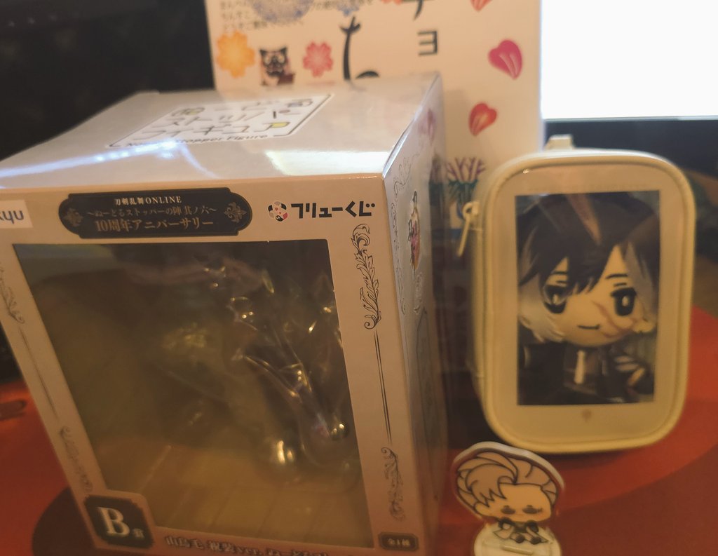 CarpeMargaret's tweet photo. カマ友から！！！！
刀剣乱舞グッズ頂いたわよぉ〜❤

実休さんのぬいに…
ちょもさんフィギュア‼️
ファッ⁉️実休さんぬい⁉️
イラストもすごい…👀✨

ちんすこうやお手紙もありがとね❤ https://t.co/KY2QoQdFBY