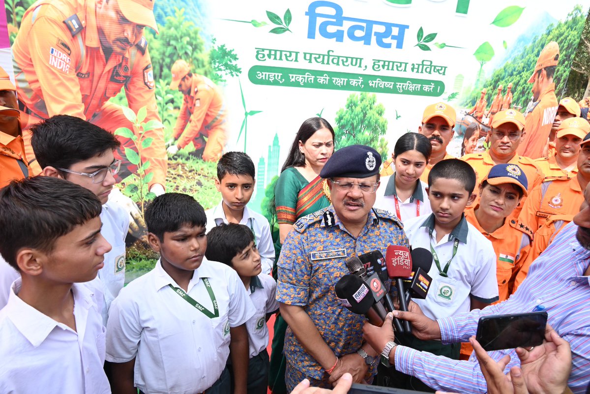 NDRFHQ's tweet photo. DG NDRF Shri Piyush Anand,  and senior officers from NDRF HQ alongwith Rescuers and local school children planted saplings at 08th Battalion, Ghaziabad, marking the occasion and reaffirming NDRF’s commitment to healthy and green planet. https://t.co/csrKFdIOrd