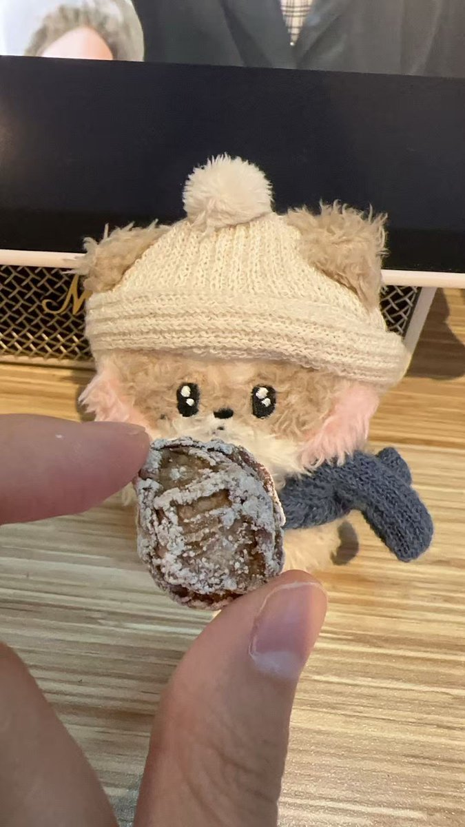 haolingze's tweet photo. Accidentally left my Hanini at a friends house and now she’s sending me updates of his daily routine 💔 https://t.co/nwcKFtP3Iv