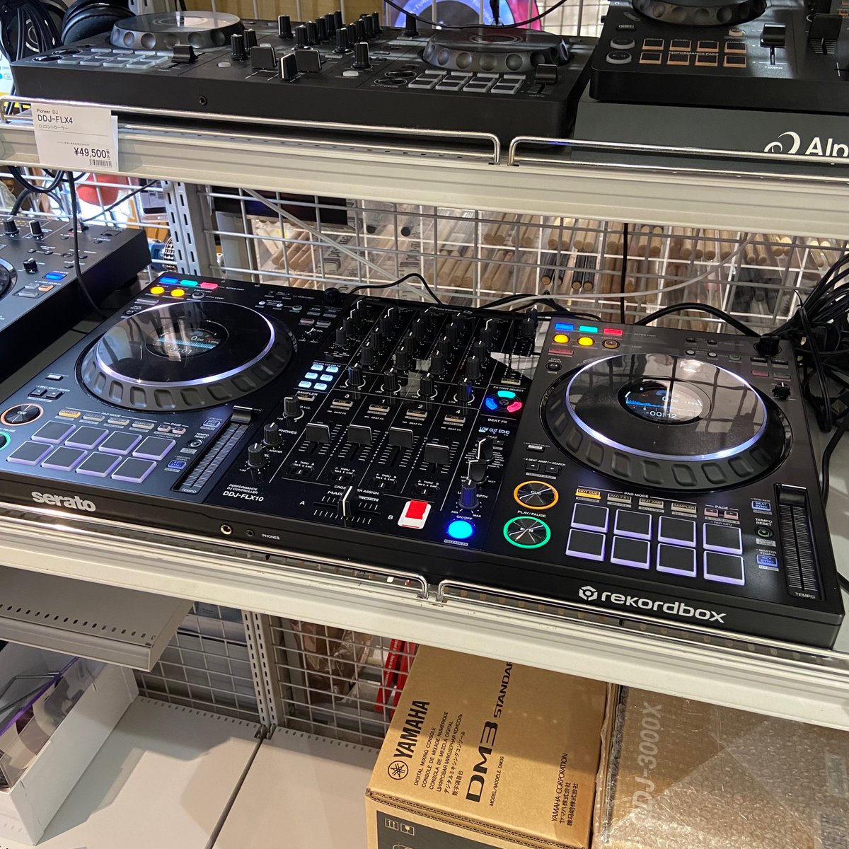 shima_kumamoto's tweet photo. #XDJAZ #DDJFLX10 #COCOSA
最新オールインワンDJシステム、XDJ-AZと人気の人気の4チャンネルPCDJ、DDJ-FLX10を店頭にて展示中です!「現場(クラブ)と同じ操作感で練習したい」という方にオススメの2機種です!是非店頭にて触ってみてください。 https://t.co/Gp02GTlleb