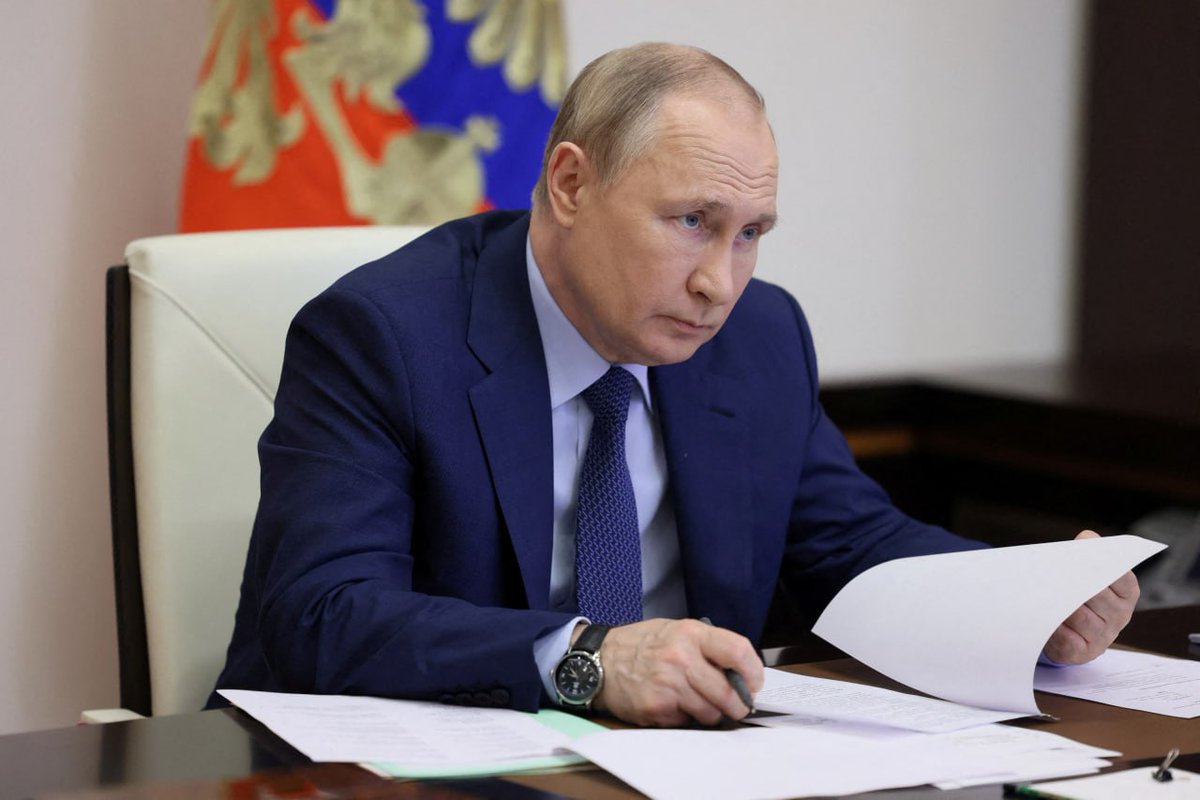 gundemedairhs's tweet photo. Rusya Devlet Başkanı Vladimir Putin:

Zelenskiy bir Yahudi. Hatırlarsınız, dedesi Nazilere karşı savaşıyordu.

Bence şimdi mezarında çıldırıyordur. https://t.co/iv7fhLHyzS