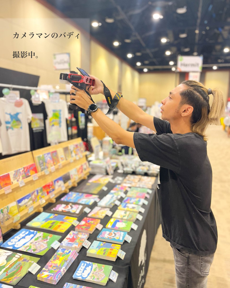 yukimaeda108's tweet photo. ウドンタニーのブックフェアも残り3日。
最後まで頑張るよ😊

イベントが終わったら、友だちのカメラマン「バディ」と商品撮影会をする予定なんだ📷

[note : 撮る]
https://t.co/ejKkXjQSJe https://t.co/nw8GFoW9Pi
