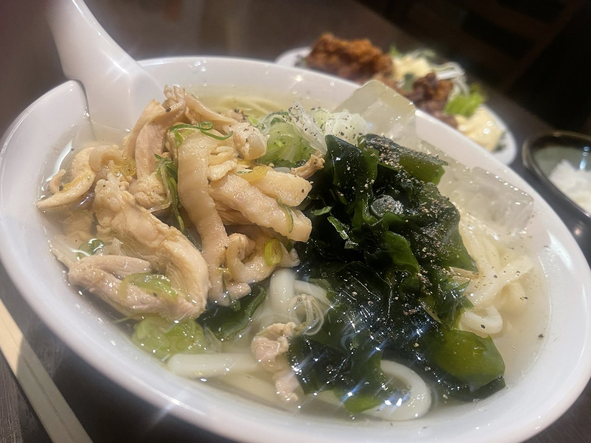 BVmqp's tweet photo. 鶏皮とわかめの冷やしうどん、賄い。 https://t.co/PoCTSyYH2r