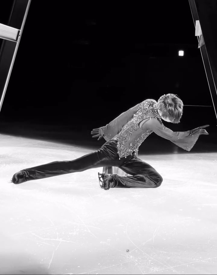 Pro_KKris1207's tweet photo. You are Romeo. 
You are Hamlet.
Beautiful, brilliant, sensitive, alone…

a youth who sees the darkness awaiting him, yet steps forward all the same, with unwavering grace.🖤🥀

#羽生結弦
#HANYUYUZURU https://t.co/HKPywEVPZr
