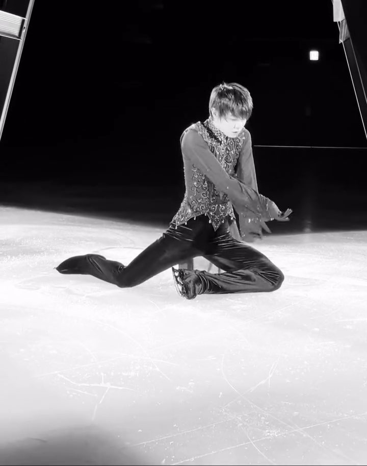 Pro_KKris1207's tweet photo. You are Romeo. 
You are Hamlet.
Beautiful, brilliant, sensitive, alone…

a youth who sees the darkness awaiting him, yet steps forward all the same, with unwavering grace.🖤🥀

#羽生結弦
#HANYUYUZURU https://t.co/HKPywEVPZr