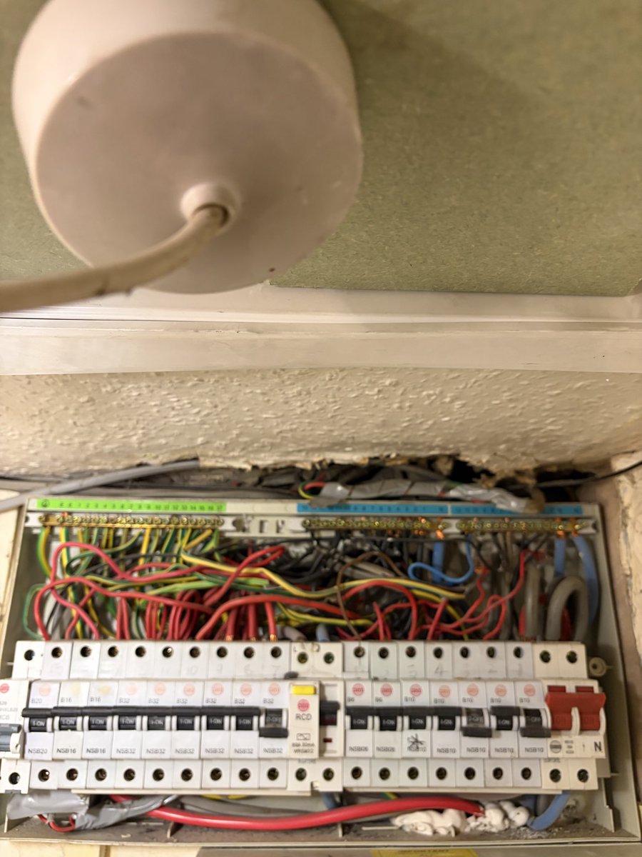 ReliableElec's tweet photo. Another phone call and another issue on a consumer unit. The customer had a previous so called electrician to repair this -really !!! https://t.co/YxCjln0Ad8