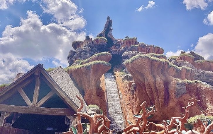 MTARDI32's tweet photo. On #SplashMountain, after the big drop, you would see this beautiful view of the Chickapin Hill.

Now with the Tiana re-theme, this is what you see?! 😬

Bring back Splash.

#SaveSplashMountain @Disneyland @WaltDisneyWorld #SaveMagicKingdom @DisneyParks @Disney @WaltDisneyCo https://t.co/giaNDjIcYw