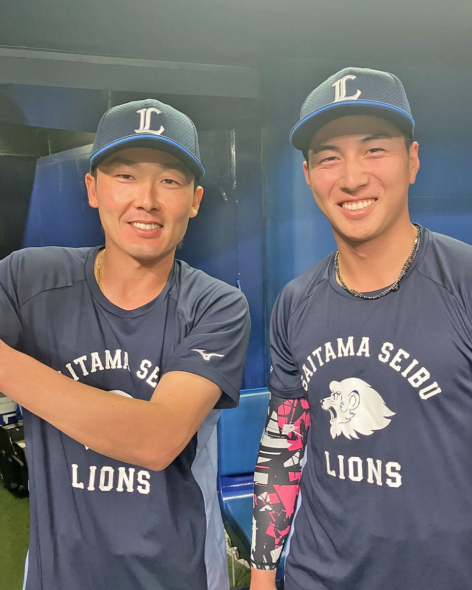 lions_official's tweet photo. 昨日、好守が光った #源田壮亮 選手と #長谷川信哉 選手のツーショット📸
爽やかな笑顔で練習スタートです！

#seibulions #打破 #交流戦 https://t.co/sMiBoeDSgh