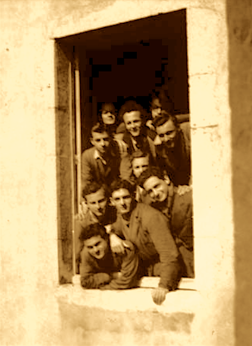 paroles_la's tweet photo. 5 juin 1944. Bourg-en-Bresse. C'est le bac au lycée Lalande. Un milicien surgit: "Celui qui bouge,je lui brûle la gueule !" 10 élèves, dénoncés pour Résistance, sont mis en joue dans la cour... Ils seront tabassés, déportés, mais ils reviendront tous. Leur sujet au bac? La vertu. https://t.co/BqaYzT2Kzf