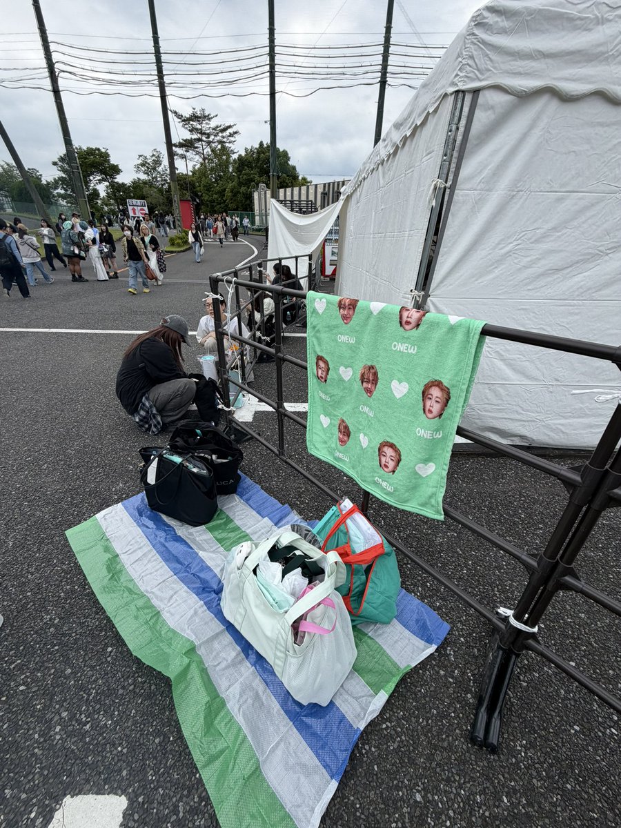 物販エリア入り口付近 オニュのブランケット目印に来てください