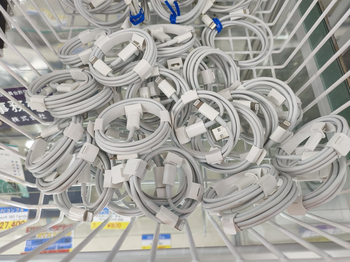 PCcomfullOSU's tweet photo. 【入荷情報】
Lightningケーブルをお探しの方ーーー！

純正...? Type-c to Lightningケーブル入荷です！！

起動確認なしのためにジャンク販売です‼️
保証無し！返品不可！
よろしくお願いいたします。🫡🫡
#名古屋 #大須 #中古パソコン #PCコンフル https://t.co/i0HcJvXgGb